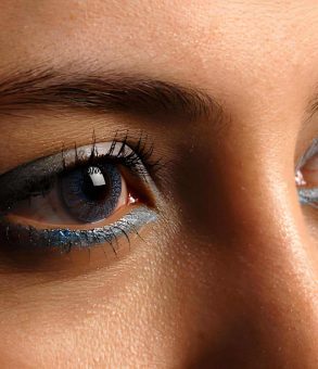 Colored contact lenses for dark eyes